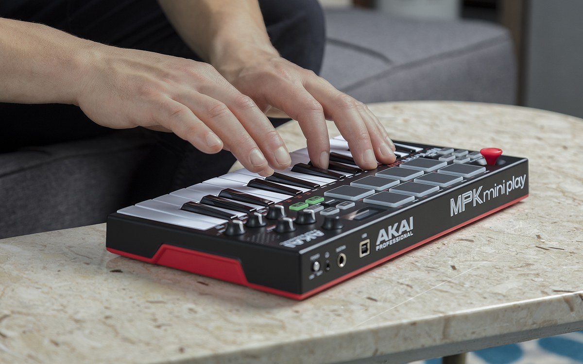 AKAI PROFESSIONAL MPKMINIPLAYMK3 - Clavier Mini touches USB 25 mini notes  128 sons 8 pads écran OLED