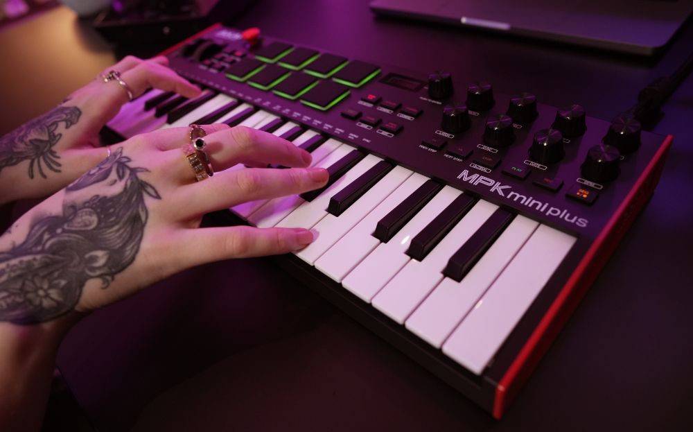 MPK mini plus Akai - Clavier Maître midi 37 notes 8 pads RVB 8 encodeurs