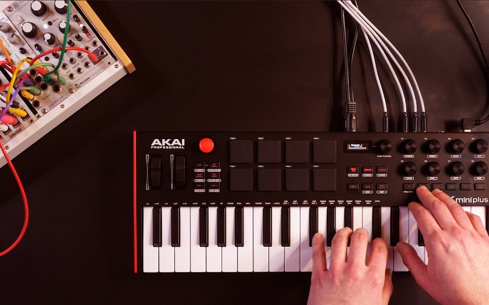 MPK mini plus Akai - Clavier Maître midi 37 notes 8 pads RVB 8 encodeurs